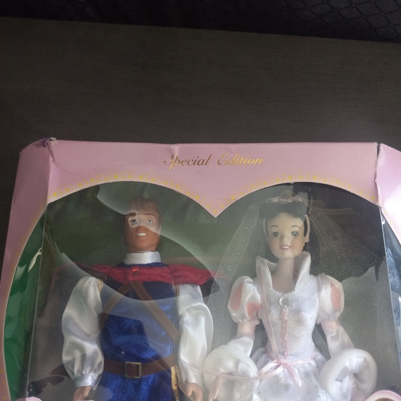 2005 Special Edition Walt Disney Snow White Wedding Doll Set - Picture 12 of 13